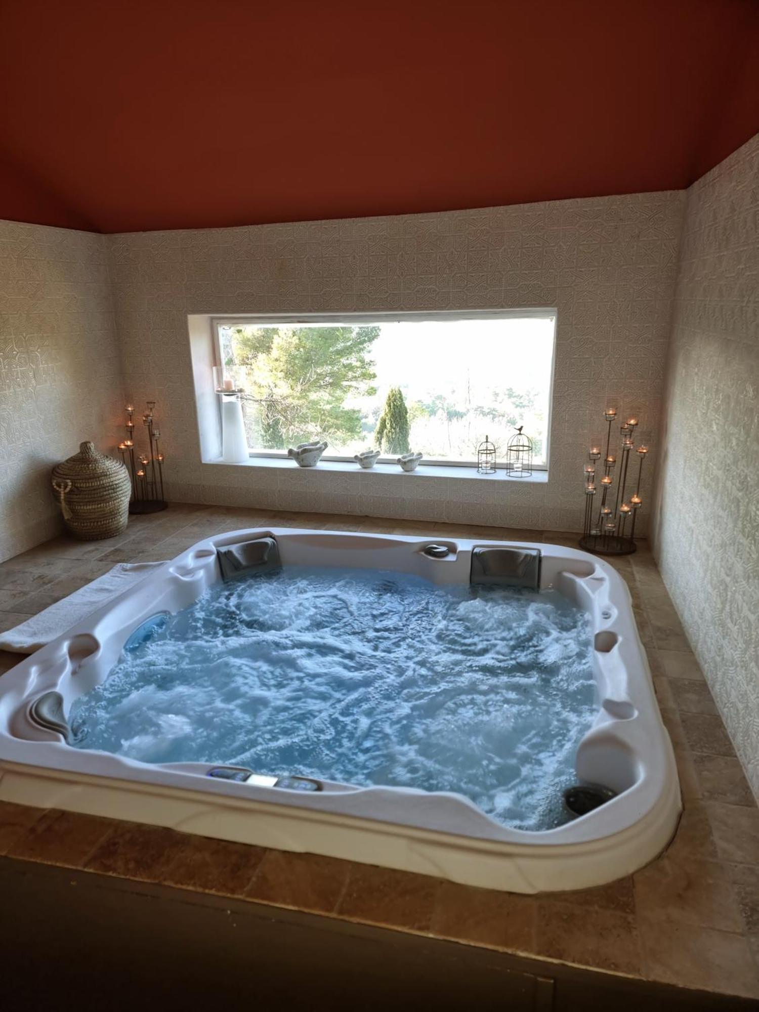 Pousterle De Sabran - Piscine & Hammam Apartamento Exterior foto